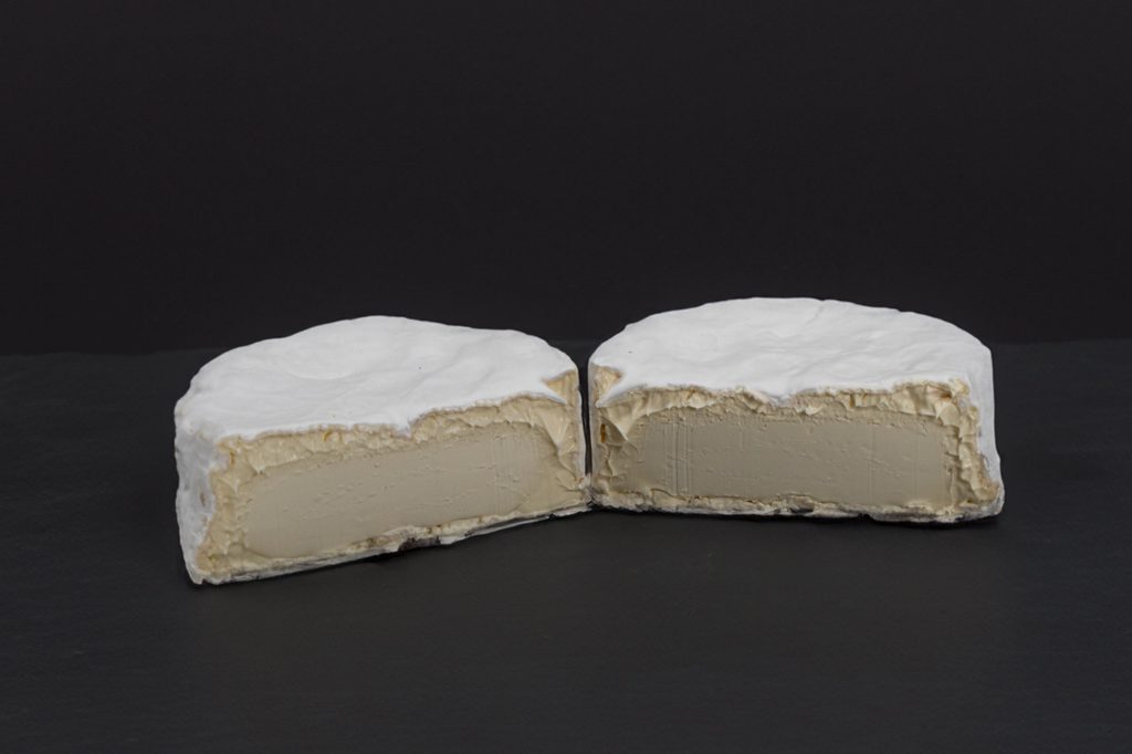 Brillat-Savarin coupé en deux, pâte crémeuse sous une croûte fleurie blanche
