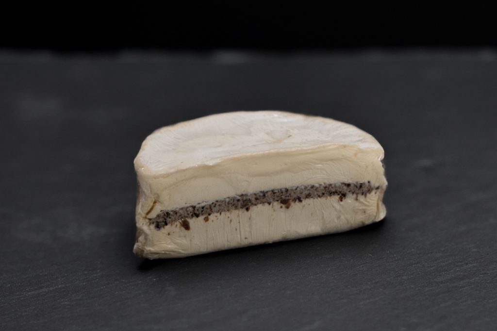 Demi Brillat-Savarin à la truffe montrant la couche de truffe noire au cœur