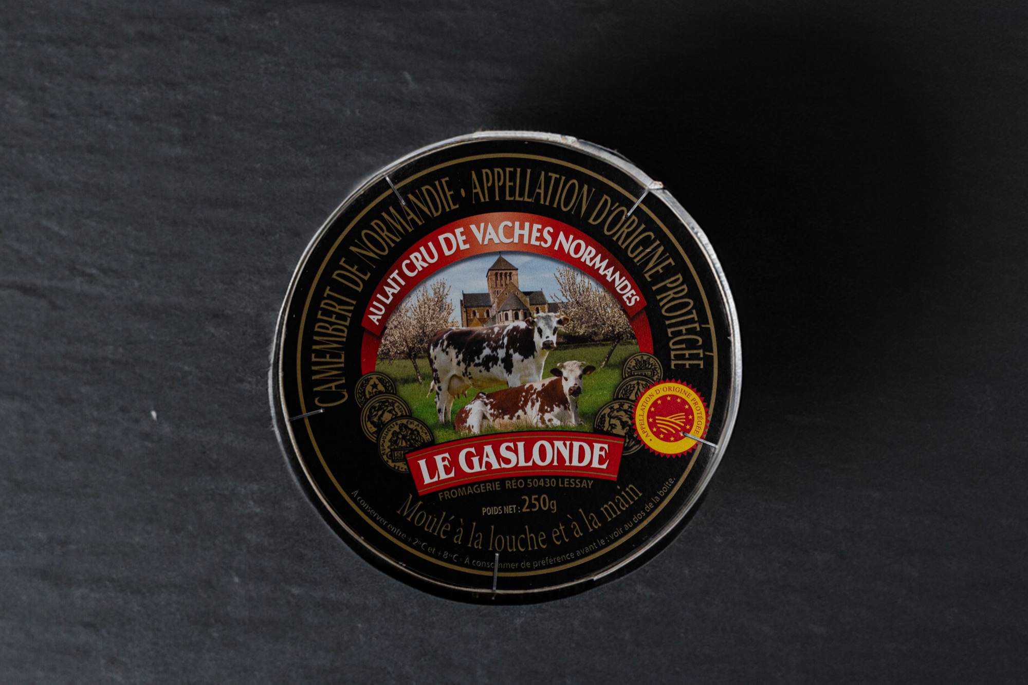Camembert Le Gaslonde dans sa boîte, vu de dessus, sur ardoise