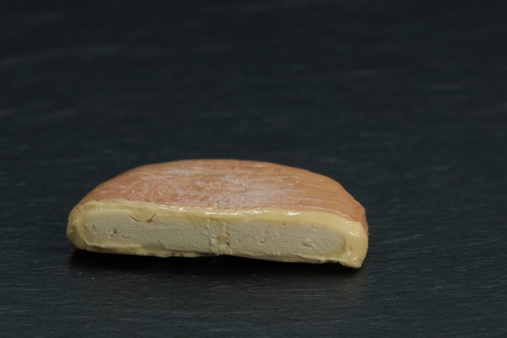 Demi-Époisses à croûte lavée orangée et pâte crémeuse, sur ardoise