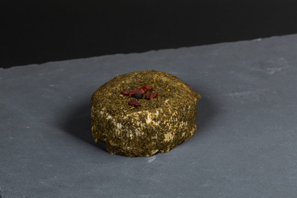 Fleur du maquis, fromage de brebis corse enrobé d'herbes et de baies, sur ardoise
