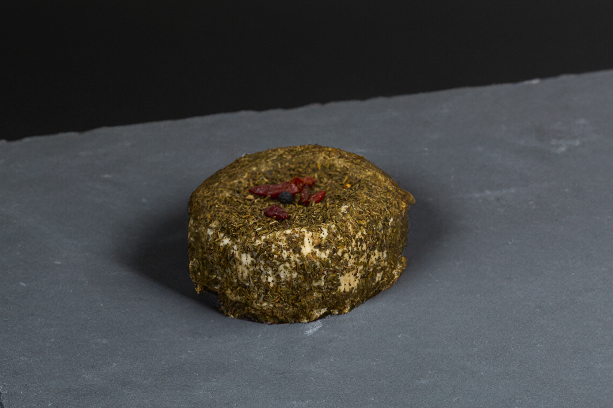 Fleur du maquis, fromage de brebis corse enrobé d'herbes et de baies, sur ardoise