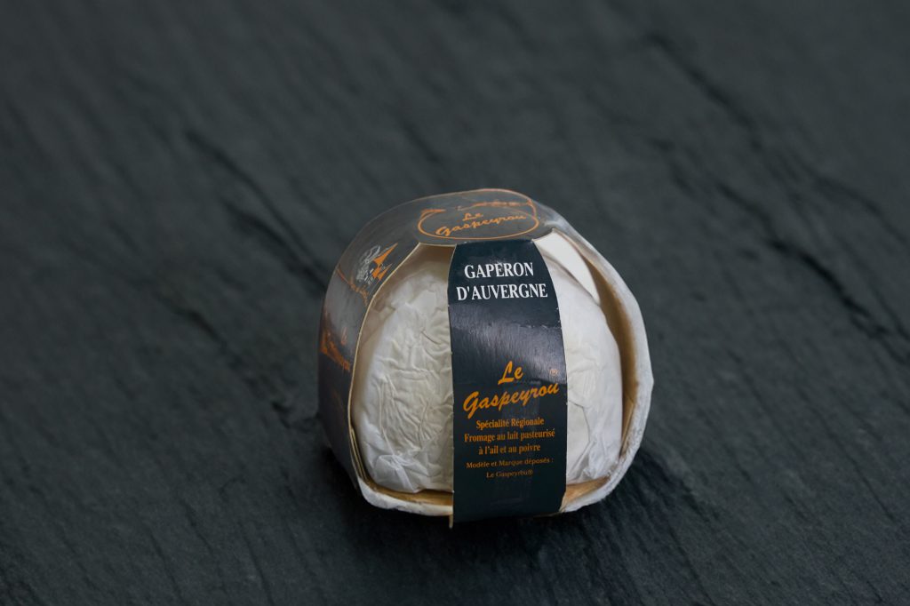 Gaperon d'Auvergne, fromage en forme de dôme, sur ardoise