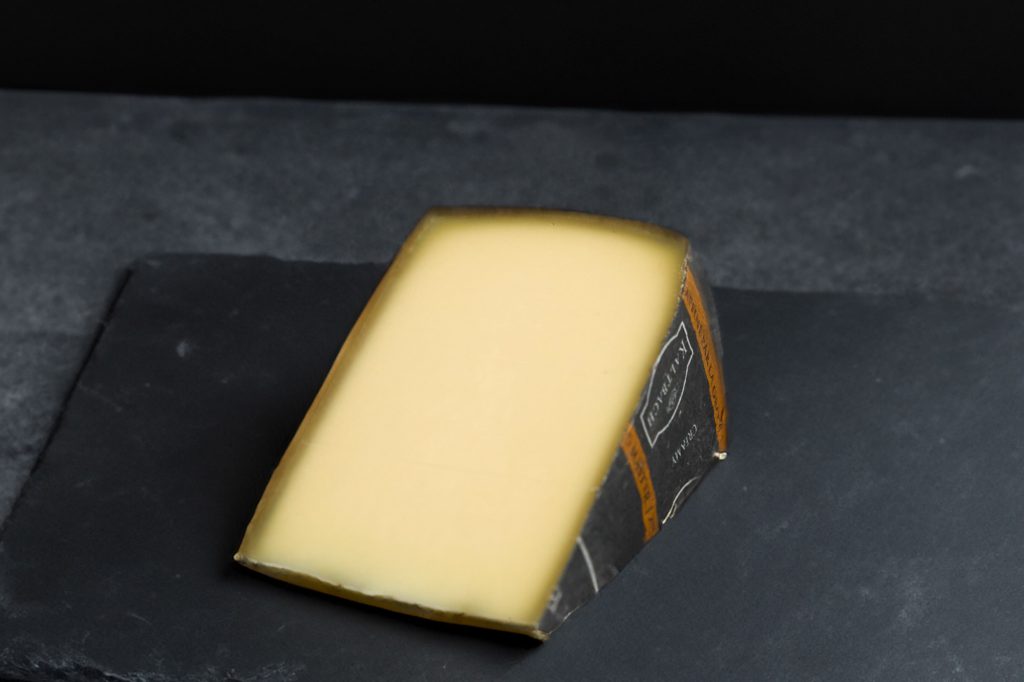 Portion de Kaltbach, fromage suisse affiné en grotte, sur ardoise