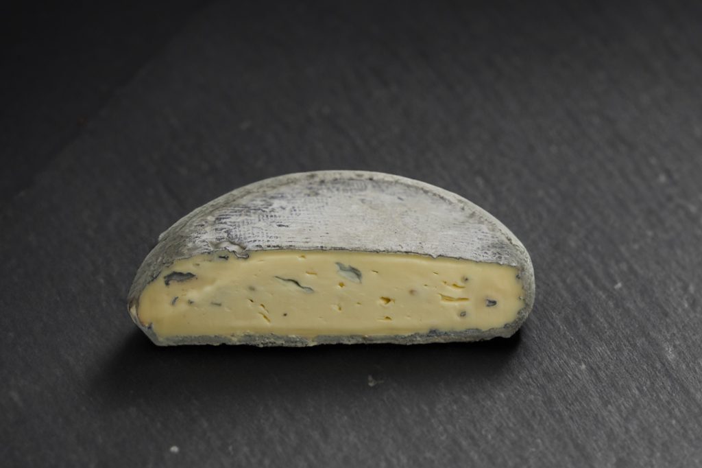 Montbriac coupé, pâte crémeuse légèrement persillée, sur ardoise