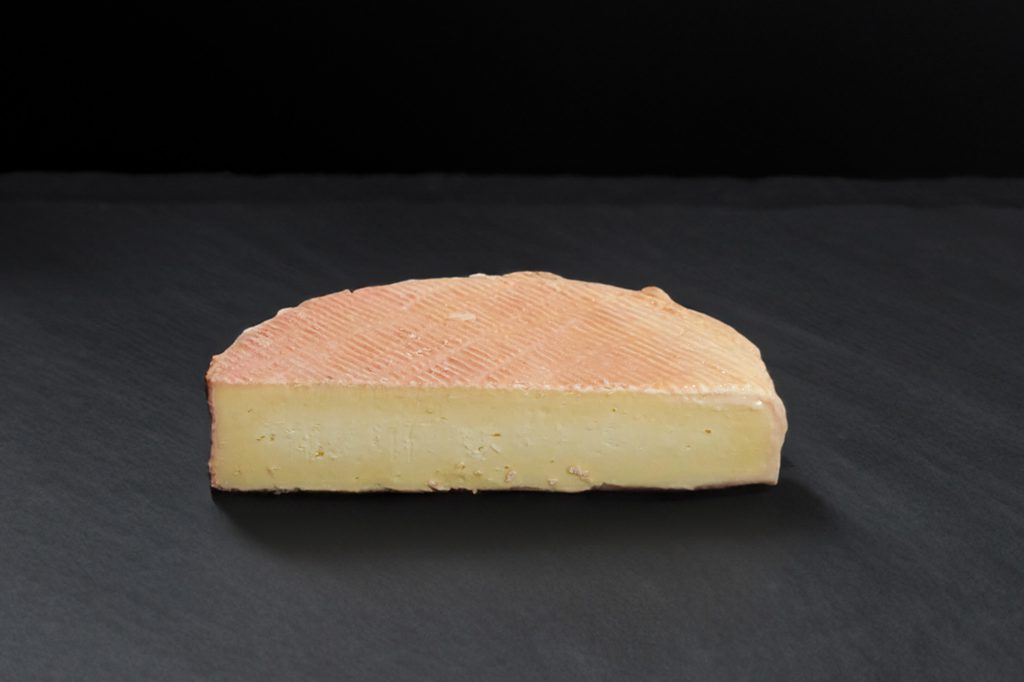 Munster fermier à croûte lavée orangée, sur ardoise