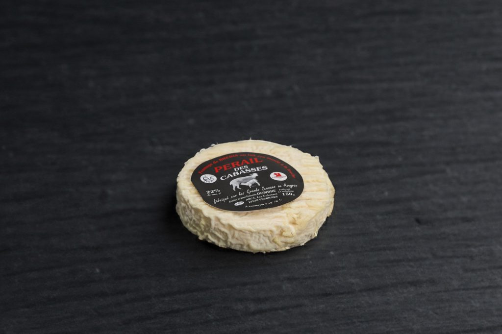 Pérail des Cabasses, palet de fromage de brebis avec son étiquette, sur ardoise