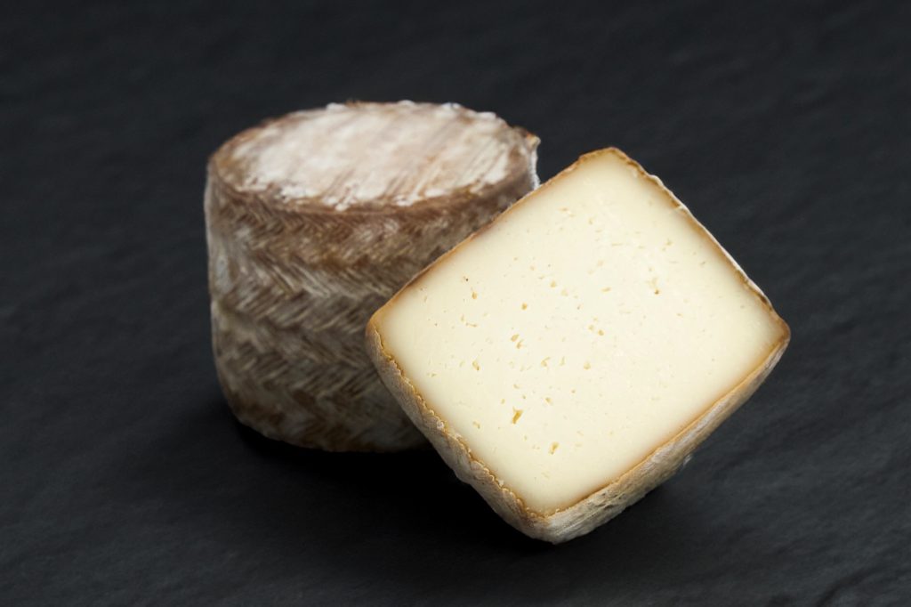 Petit Basque, fromage de brebis à pâte ferme, sur ardoise