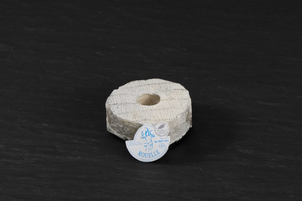 Rouelle, fromage de chèvre cendré en forme d'anneau avec son étiquette