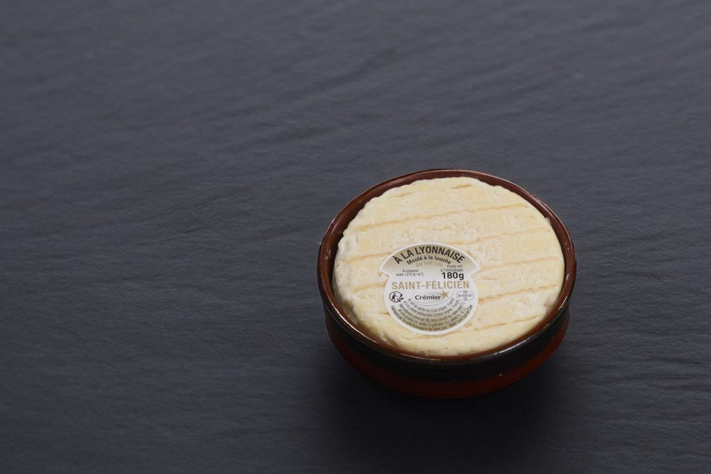 Saint-Félicien, fromage crémeux dans sa coupelle, sur ardoise