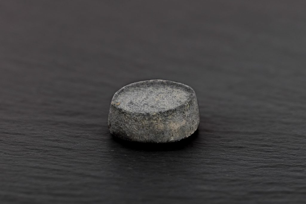 Selle-sur-Cher, palet de fromage de chèvre à croûte cendrée, sur ardoise
