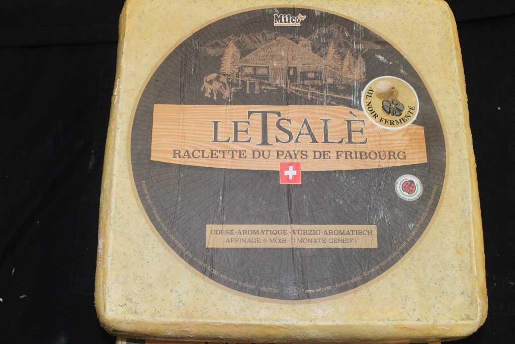 Raclette suisse à l'ail noir, fromage affiné par La Fromagerie du Berger