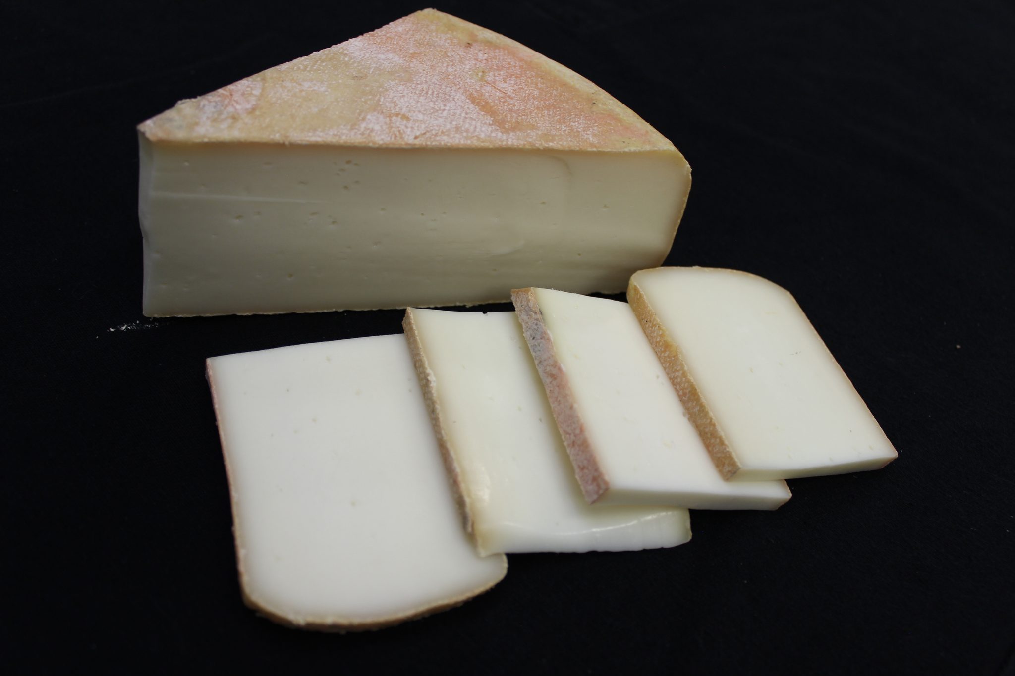 Raclette de Savoie nature, fromage affiné par La Fromagerie du Berger