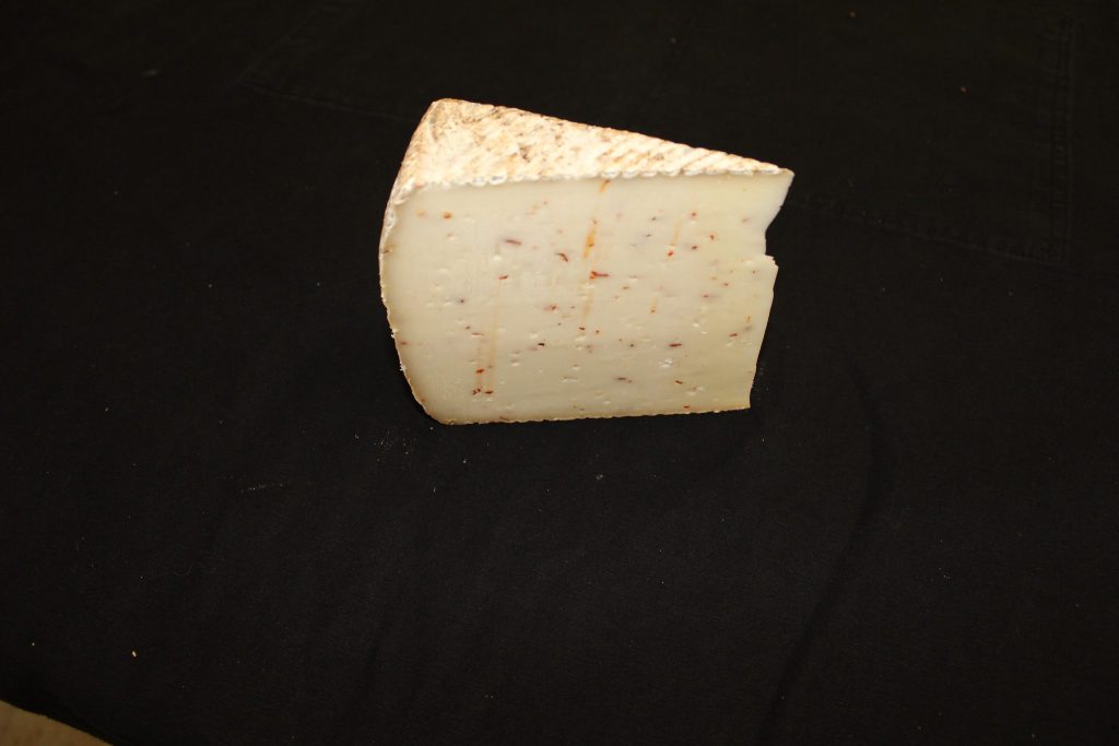 Tomme de brebis au piment, fromage affiné par La Fromagerie du Berger