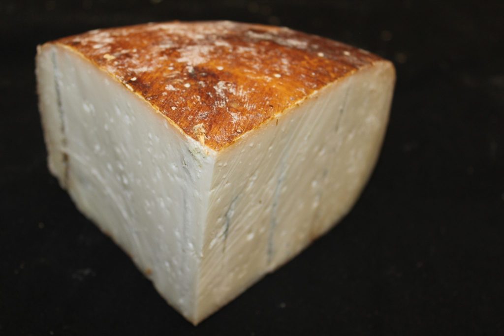Tomme de chèvre au bleu, fromage affiné par La Fromagerie du Berger