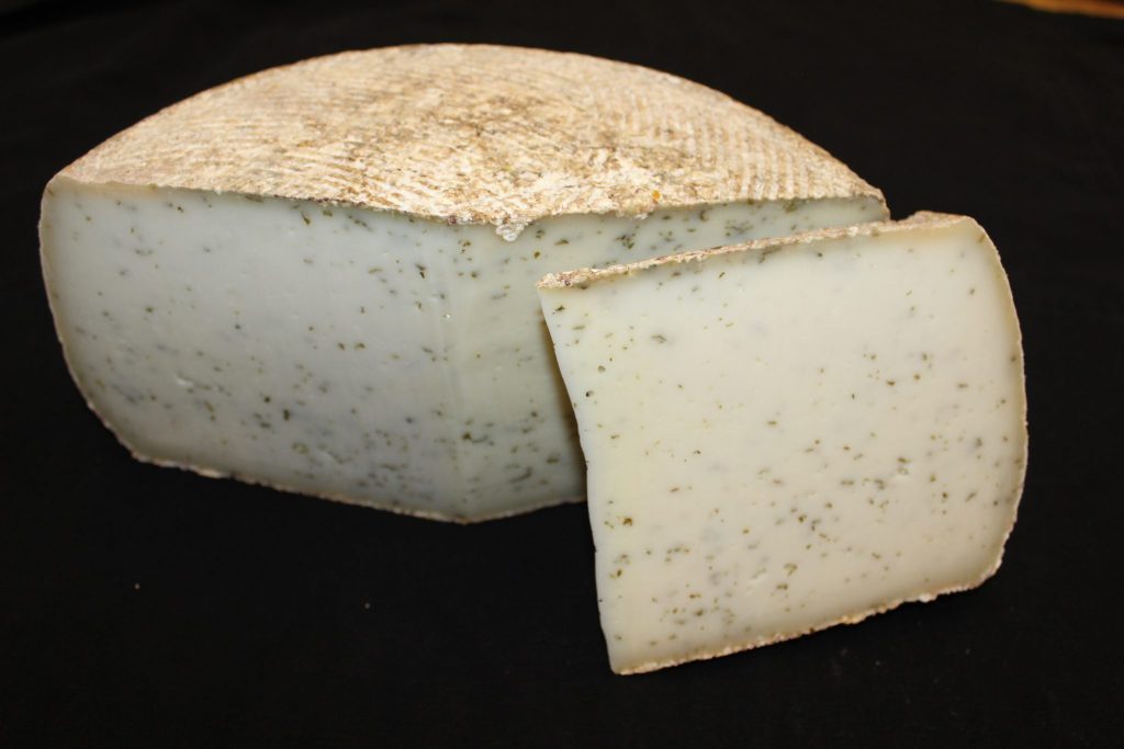 Tomme de brebis à l'ail des ours, fromage affiné par La Fromagerie du Berger