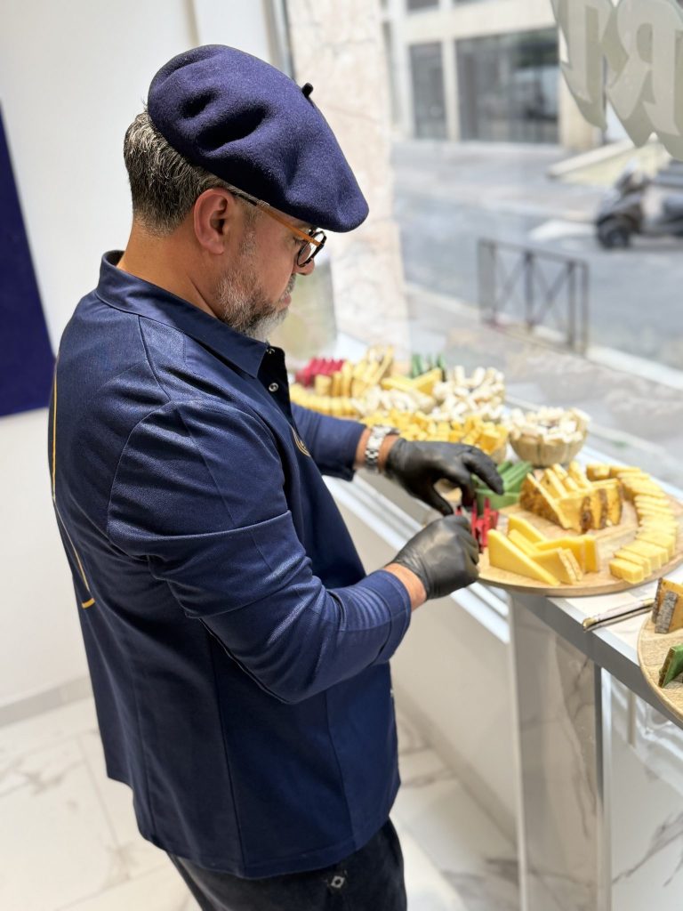 Mohammed Barkaoui dresse un plateau de fromages au comptoir