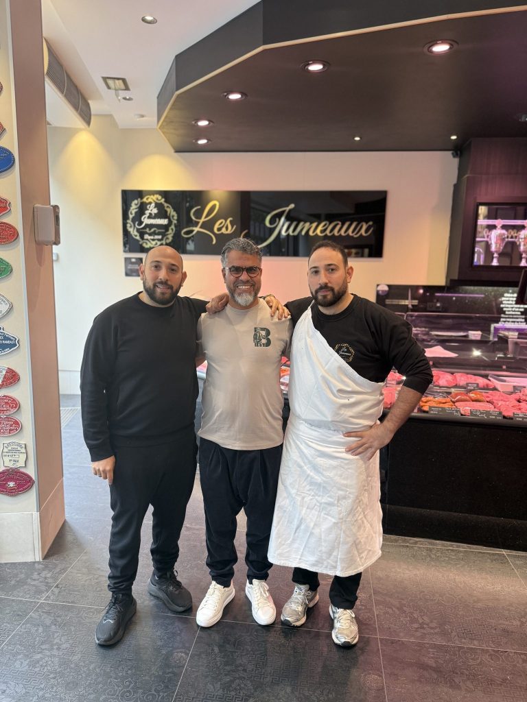 Mohammed Barkaoui avec l'équipe de la boucherie Les Jumeaux