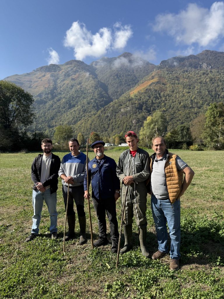 Mohammed Barkaoui et des producteurs réunis dans un pâturage de montagne