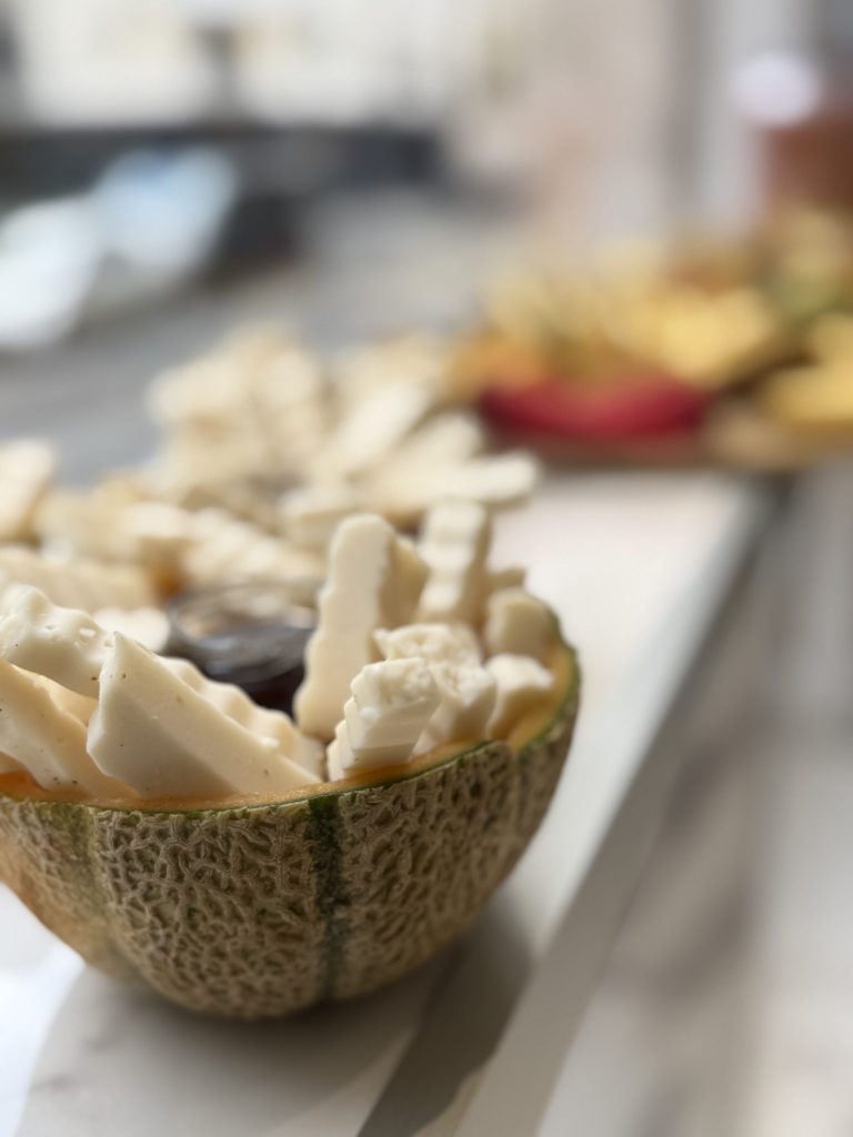 Bouchées de fromage présentées dans un melon, pour un cocktail