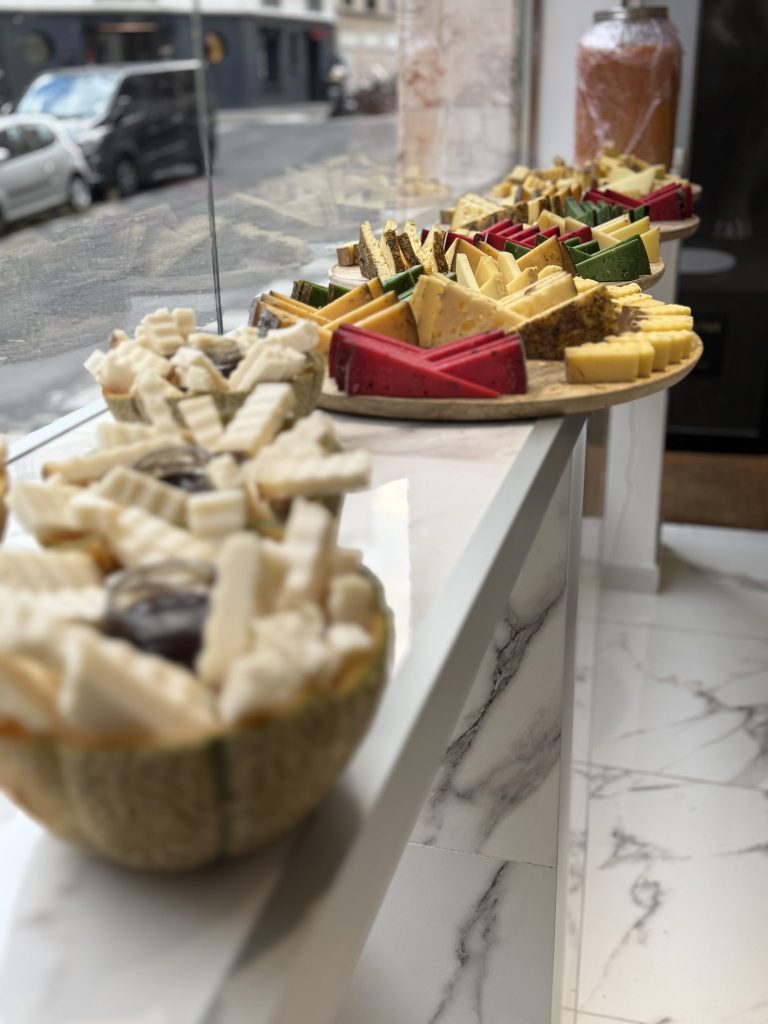 Plateaux de bouchées fromagères dressés pour une réception