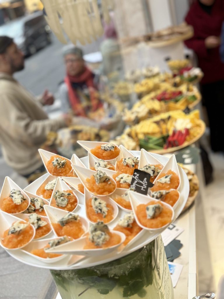 Service de verrines au fromage lors d'une réception