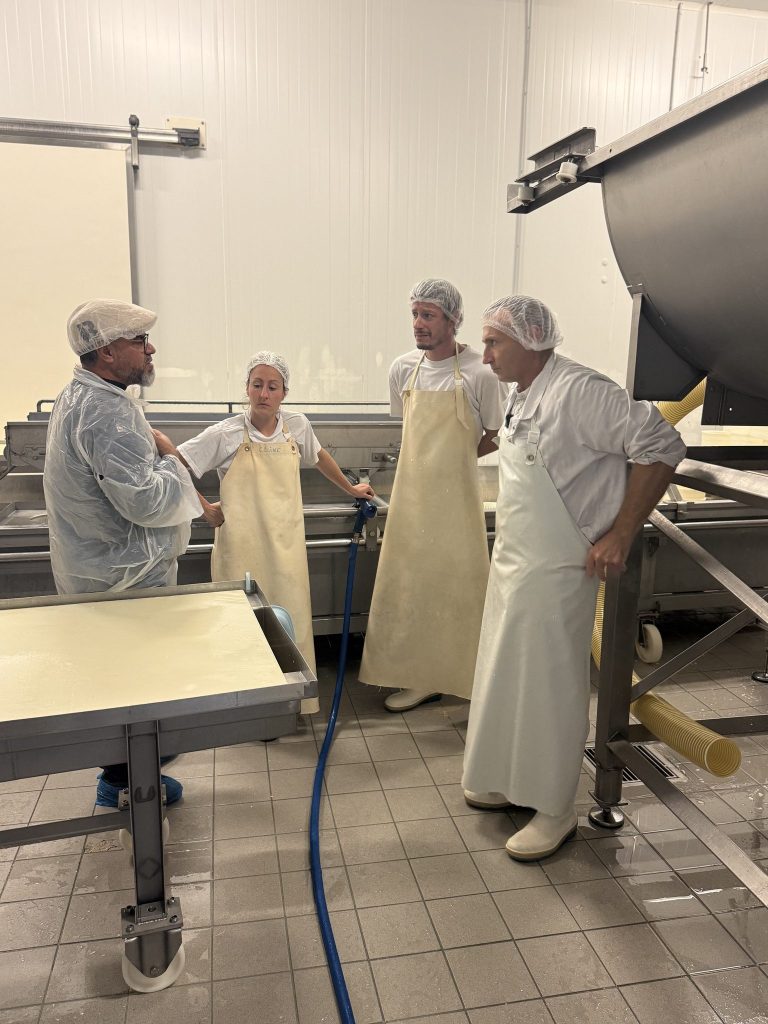 L'équipe de fabrication en tenue, dans l'atelier d'un des producteurs