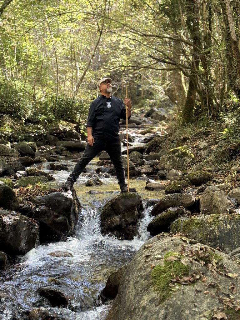 Mohammed Barkaoui traversant un ruisseau de montagne
