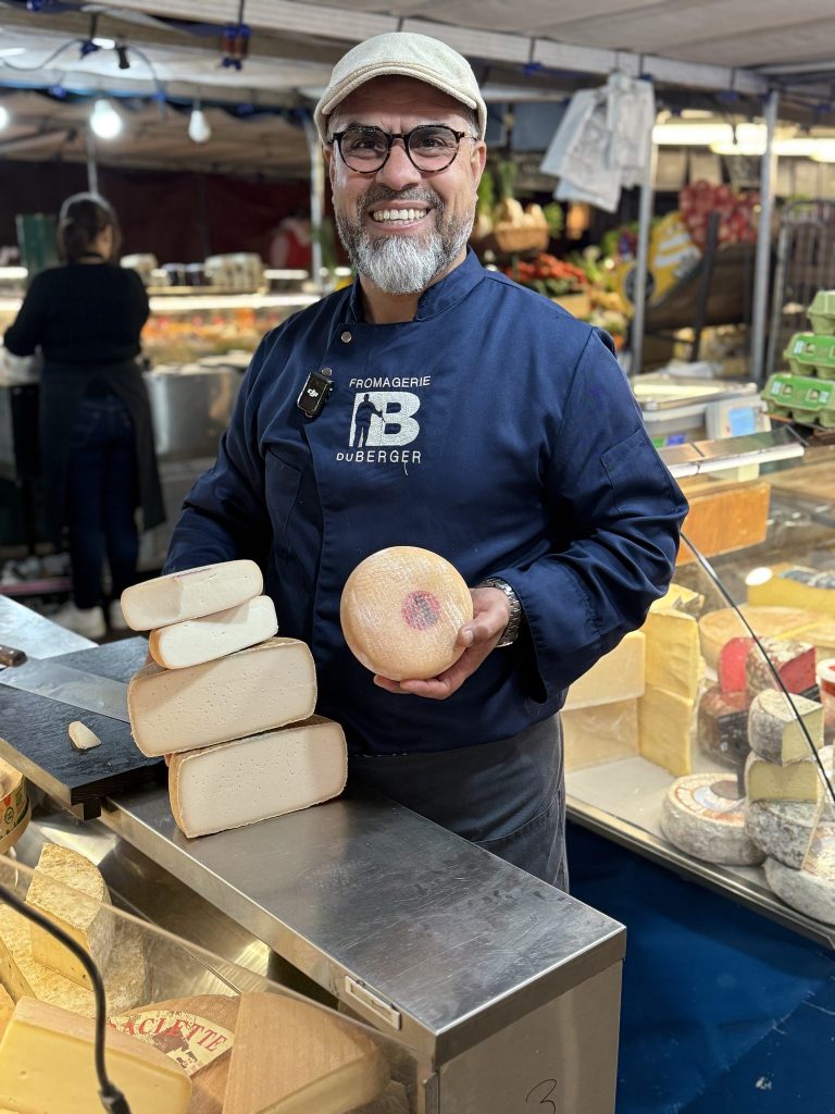 Mohammed Barkaoui présente un fromage sur son étal de marché