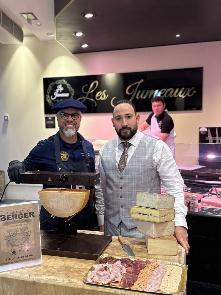 Mohammed Barkaoui et un client devant un plateau de charcuterie et fromages