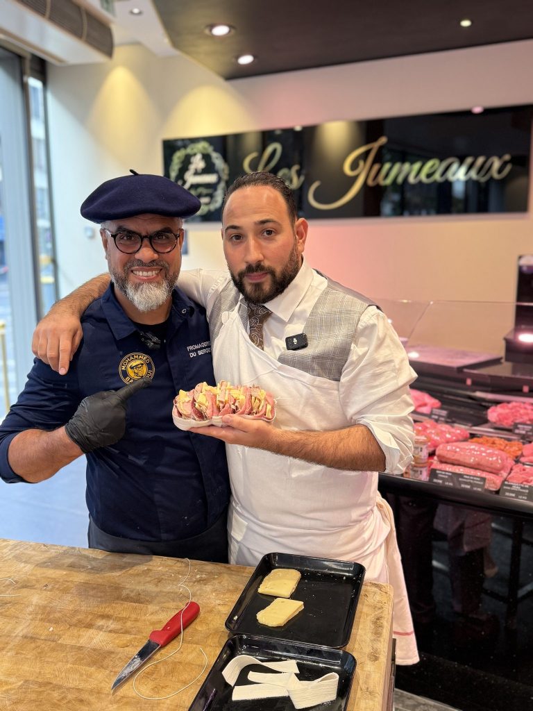 Mohammed Barkaoui et un chef cuisinent le fromage à la plancha