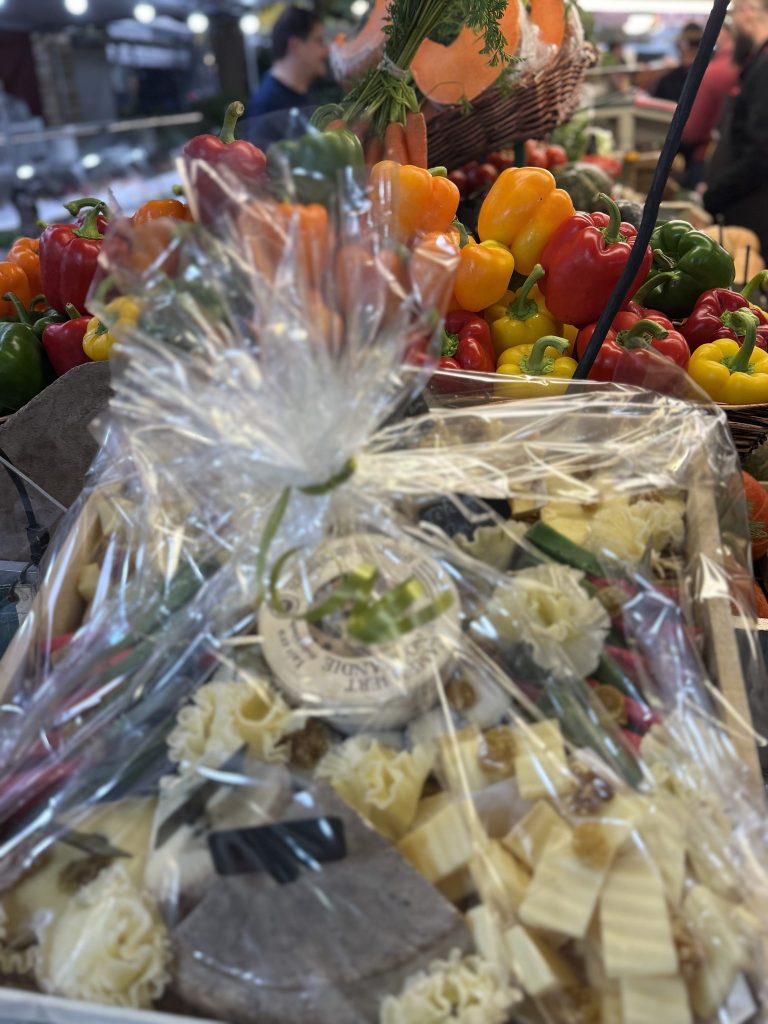 Panier garni de fromages préparé pour un cadeau