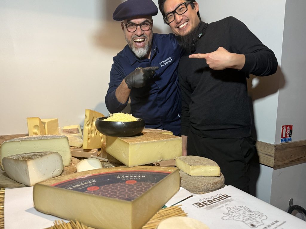 Mohammed Barkaoui et un chef autour d'un caquelon de fondue