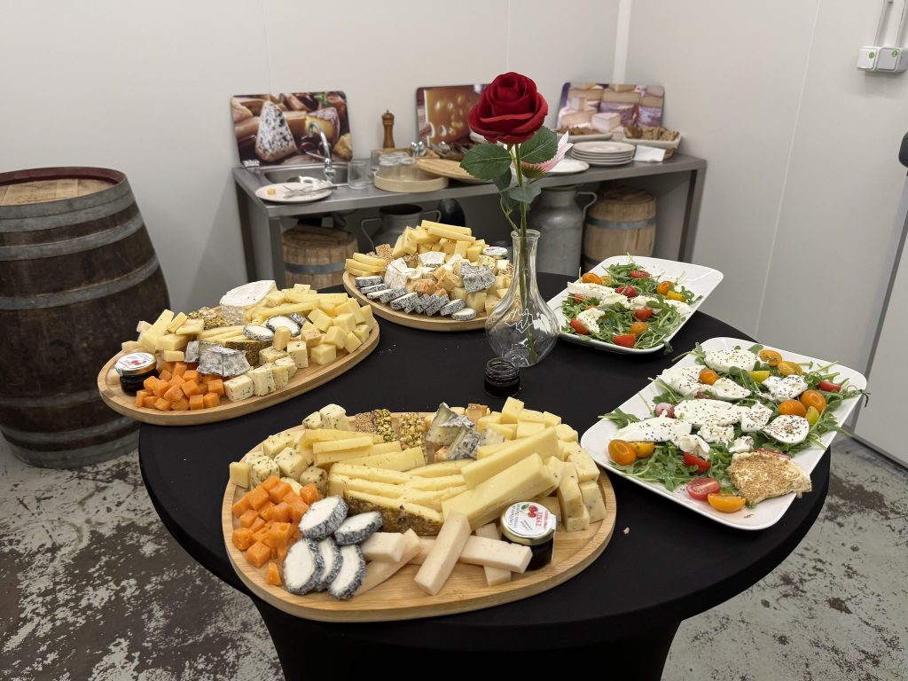 Table de réception garnie de plateaux de fromages