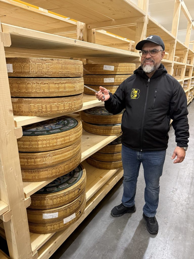 Mohammed Barkaoui dans une cave d'affinage aux clayettes de bois