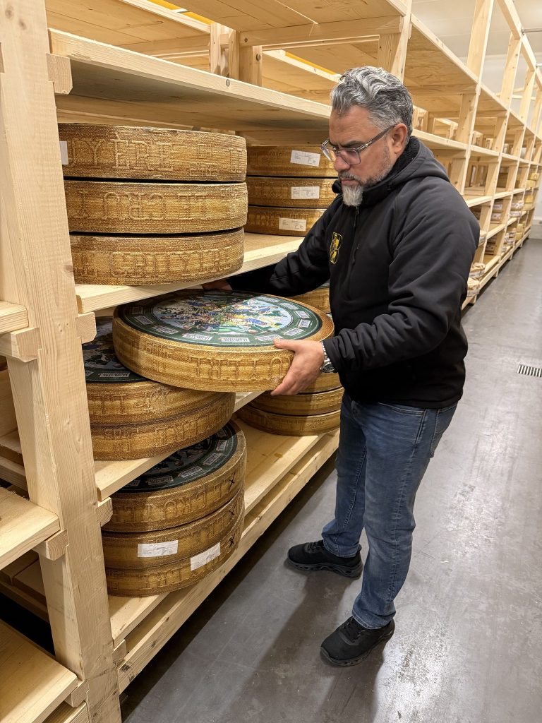 Mohammed Barkaoui sort une meule des clayettes de la cave