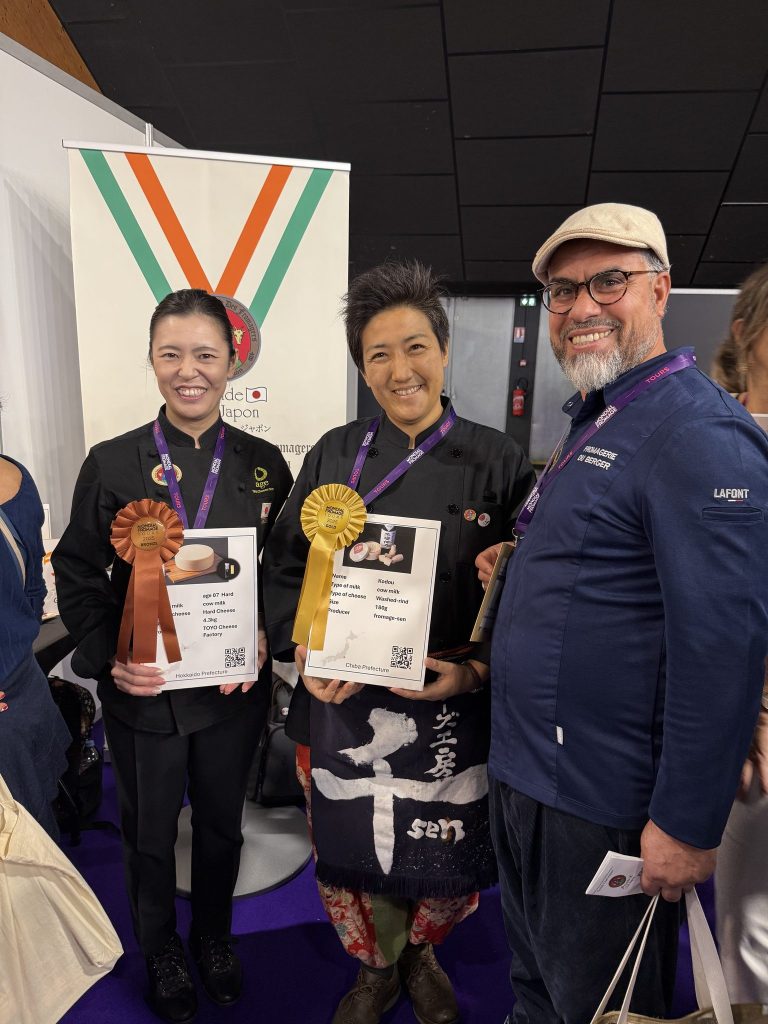 Mohammed Barkaoui aux côtés de lauréates d'un concours international de fromages