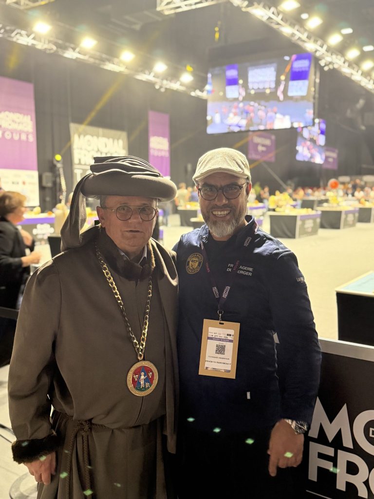 Mohammed Barkaoui et un membre de la Guilde internationale des fromagers